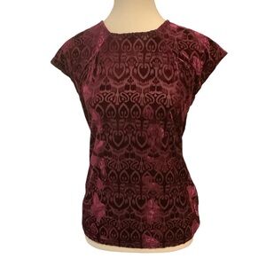 REITMANS BURGUNDY VELVET TEXTURED SHORT SLEEVE TOP/ Size M